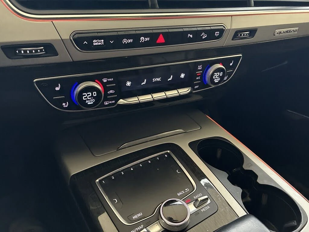 Audi Q7 3.0 TFSI* quattro* Technik* АвтоКредит* (ЦЕНА ДО Б, снимка 16 - Автомобили и джипове - 54001338