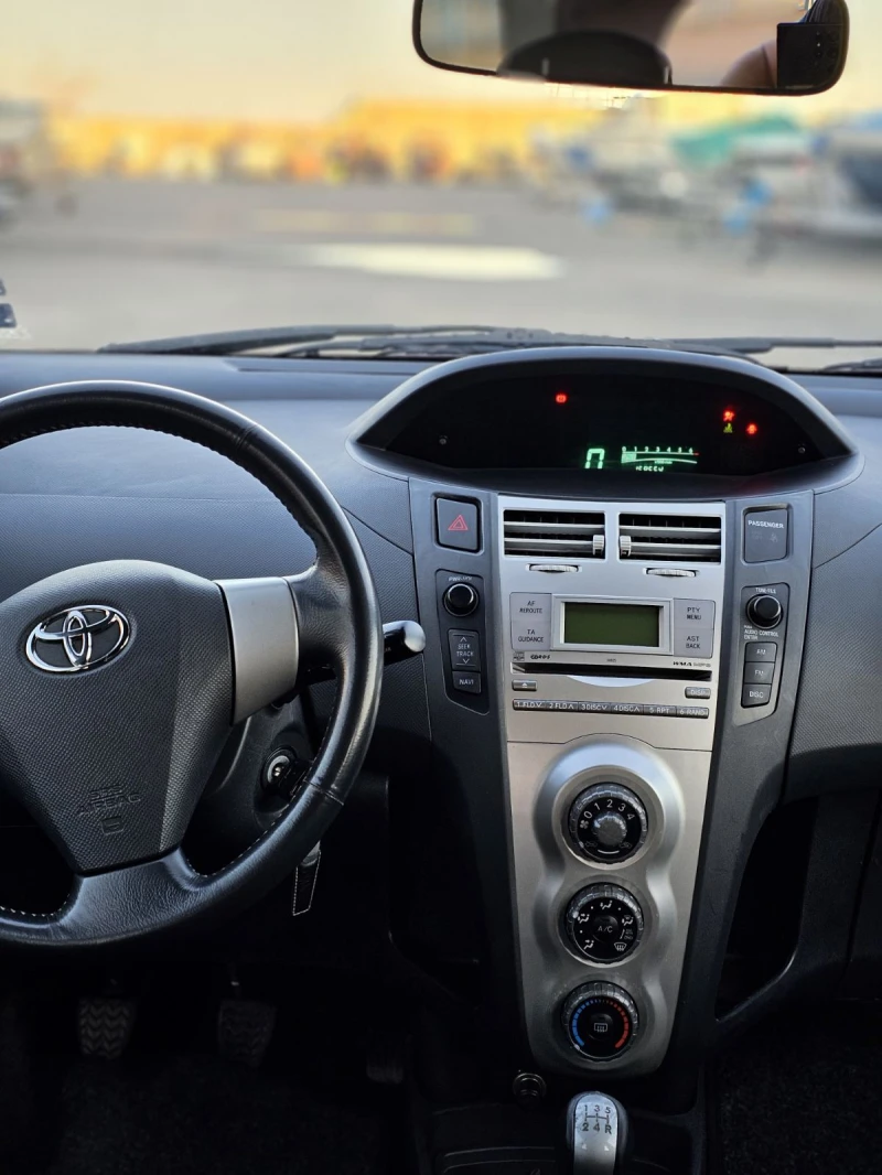 Toyota Yaris 1.0, снимка 9 - Автомобили и джипове - 48807360