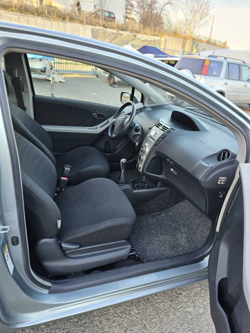 Toyota Yaris 1.0, снимка 7 - Автомобили и джипове - 48807360