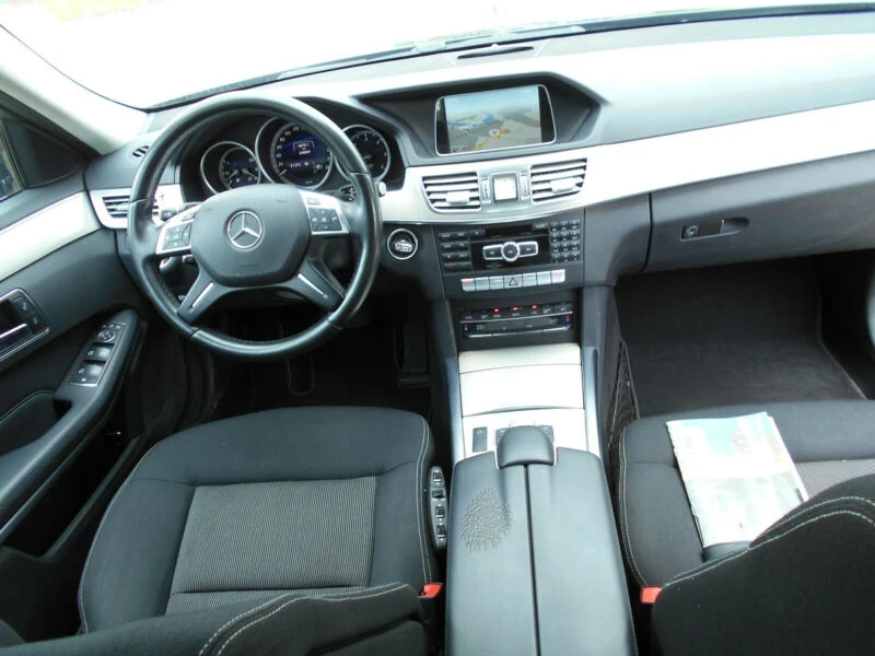 Mercedes-Benz E 250 4MATIC , снимка 13 - Автомобили и джипове - 54431784