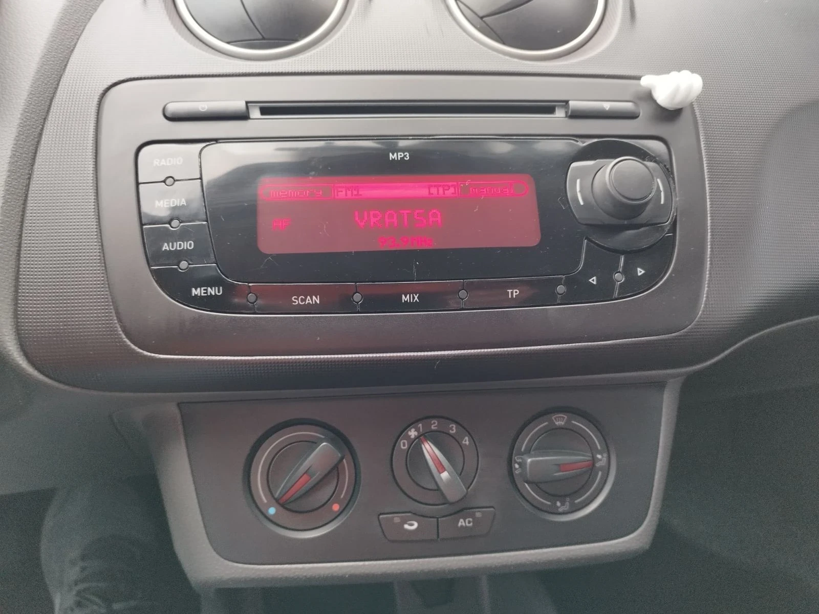 Seat Ibiza 1.6 TDI ЕВРО 5 УНИКАТ, снимка 14 - Автомобили и джипове - 54635006