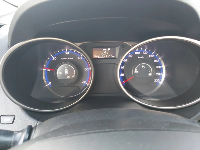 Hyundai IX35 2.0 crdi 136 - 2 WD, снимка 4 - Автомобили и джипове - 48121889