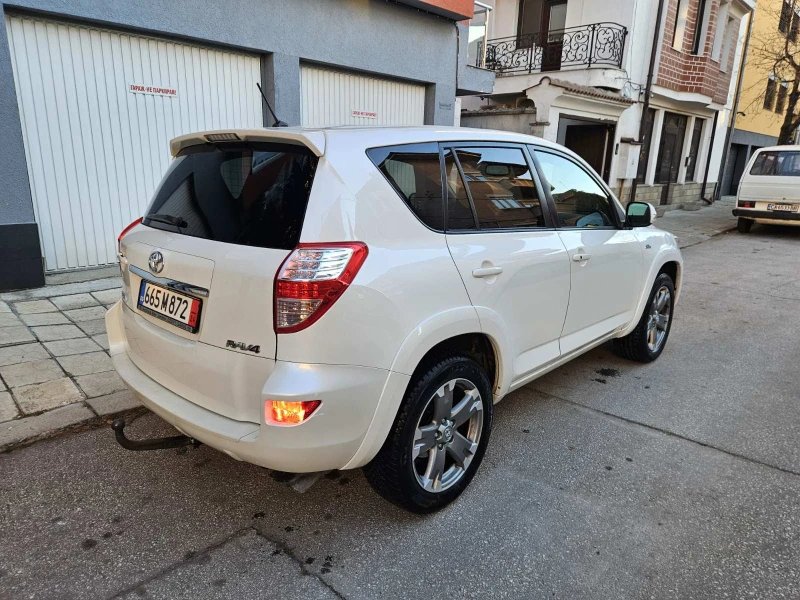 Toyota Rav4 2.2 D-4D Executive, снимка 8 - Автомобили и джипове - 48460261