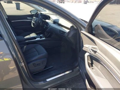 Audi Q8 E-TRON PREMIUM PLUS QUATTRO, снимка 5 - Автомобили и джипове - 54189756