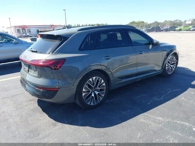 Audi Q8 E-TRON PREMIUM PLUS QUATTRO, снимка 4 - Автомобили и джипове - 54189756