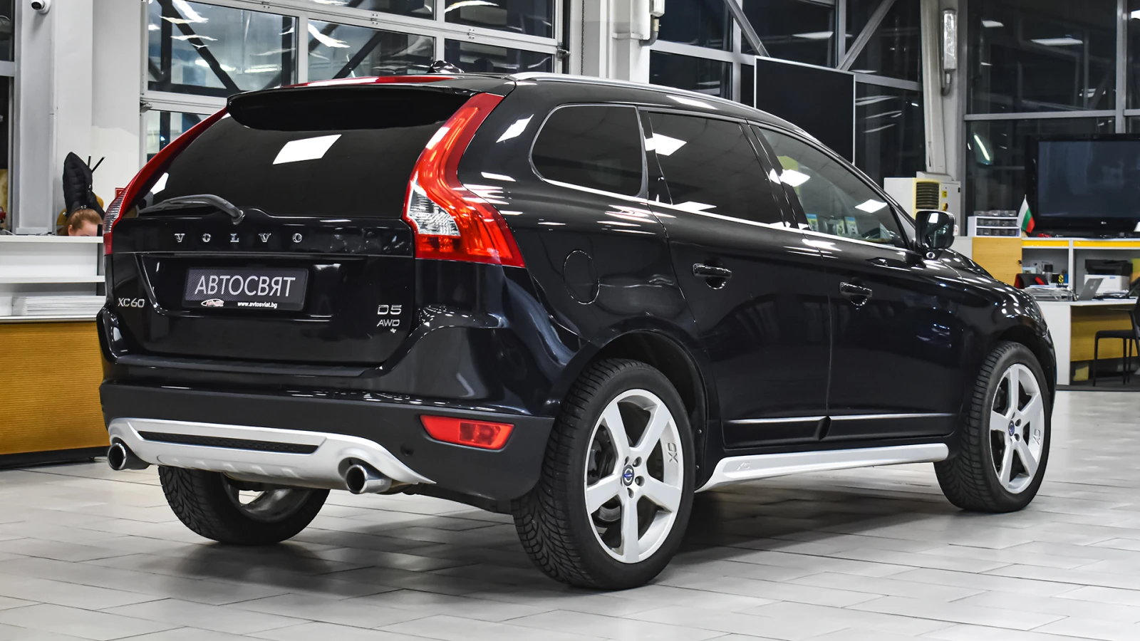 Volvo XC60 R-Design 2.4 D5 4x4 Automatic - изображение 6