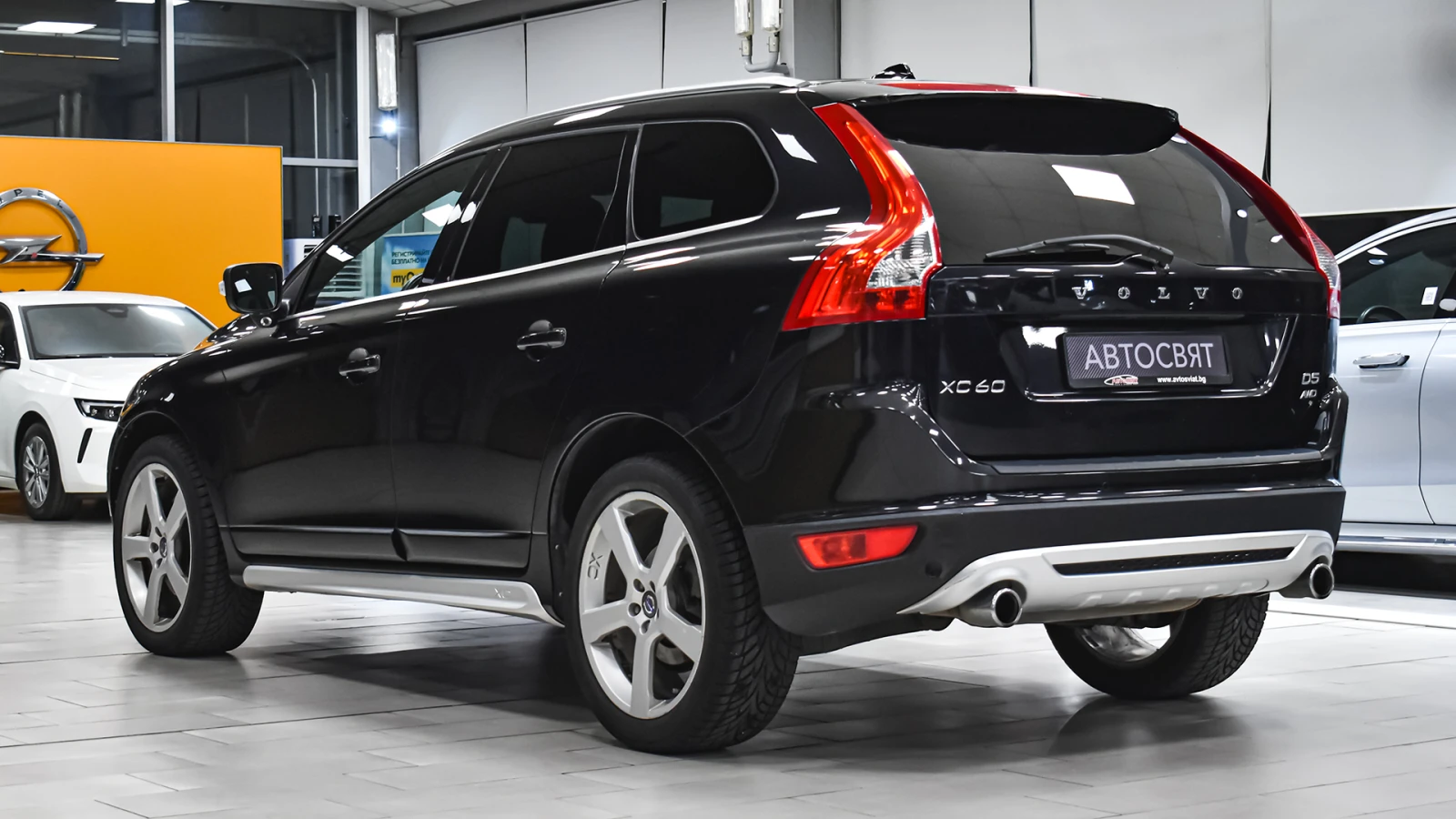 Volvo XC60 R-Design 2.4 D5 4x4 Automatic - изображение 7