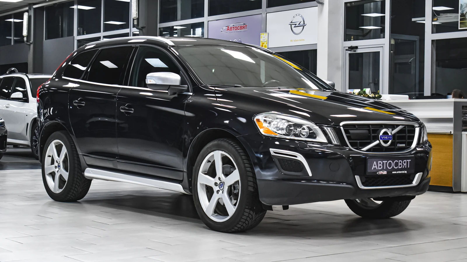 Volvo XC60 R-Design 2.4 D5 4x4 Automatic - изображение 5