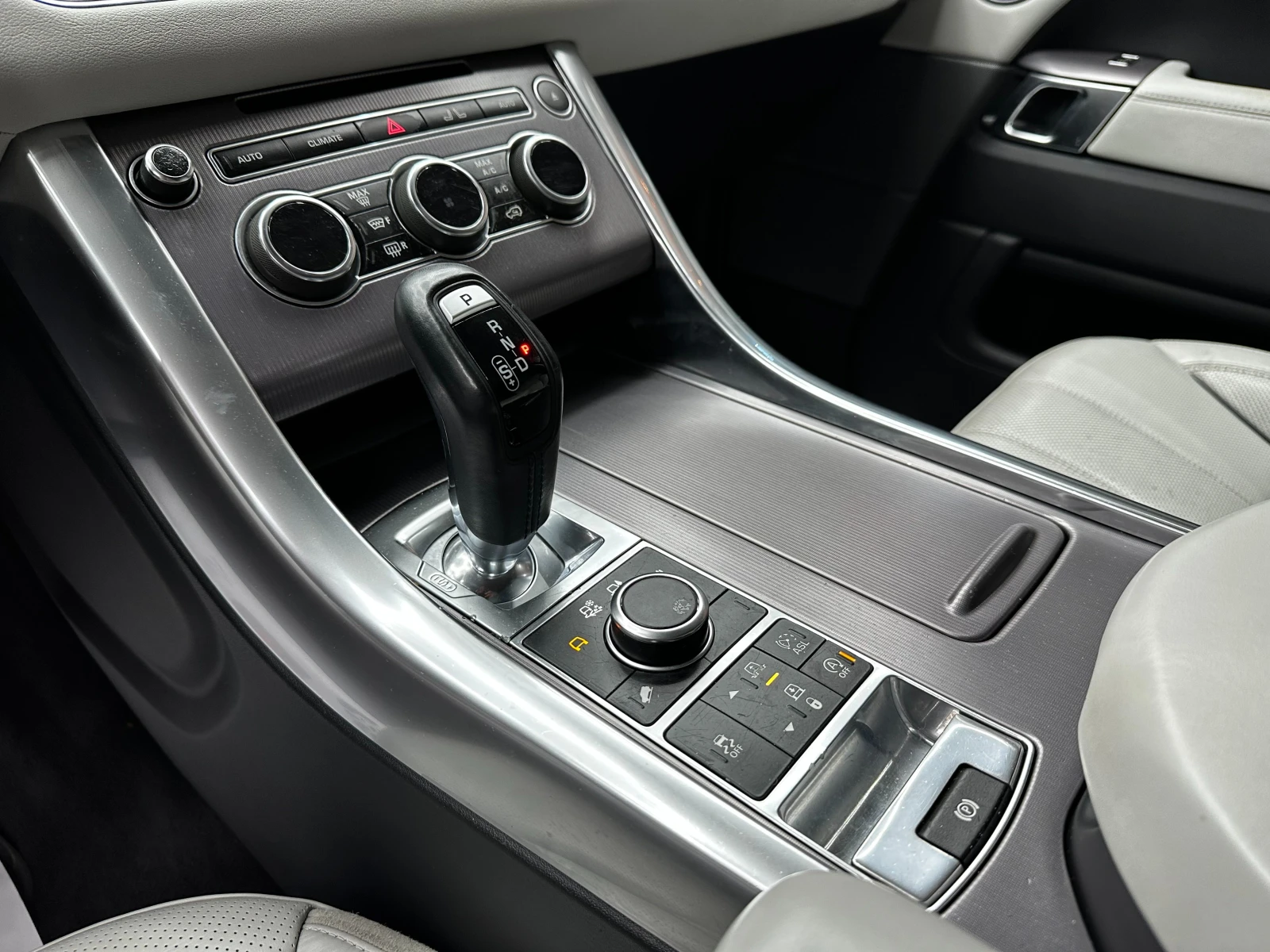 Land Rover Range Rover Sport 306 к.с. 4х4/БАРТЕР/ЛИЗИНГ/, снимка 12 - Автомобили и джипове - 51763600