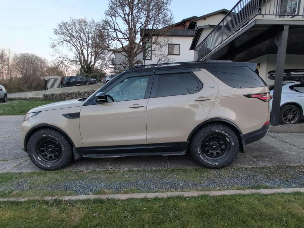 Land Rover Discovery * HSE * CARFAX * ПАНОРАМА * KEYLESS * , снимка 2 - Автомобили и джипове - 54141407