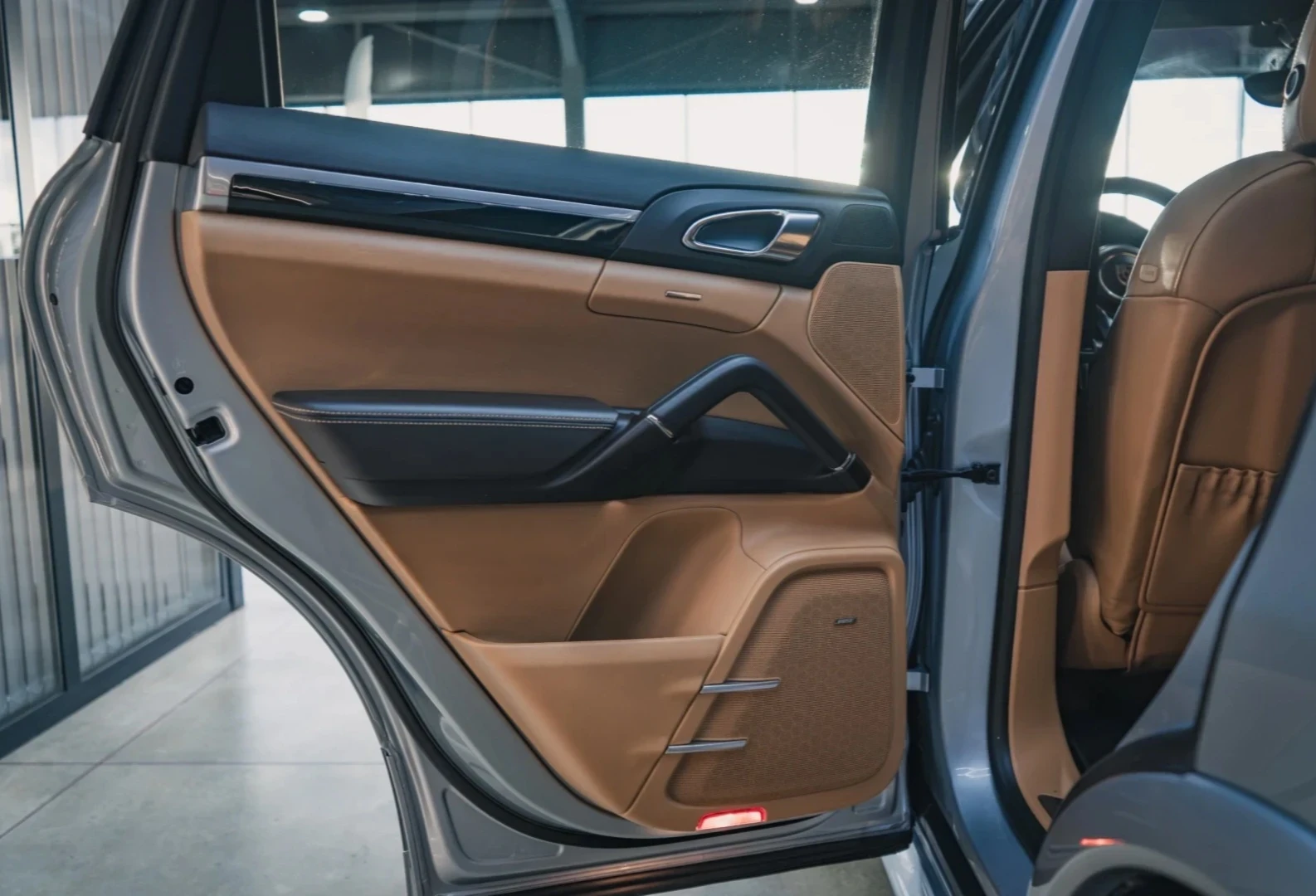 Porsche Cayenne Platinum Edition, снимка 11 - Автомобили и джипове - 54662500
