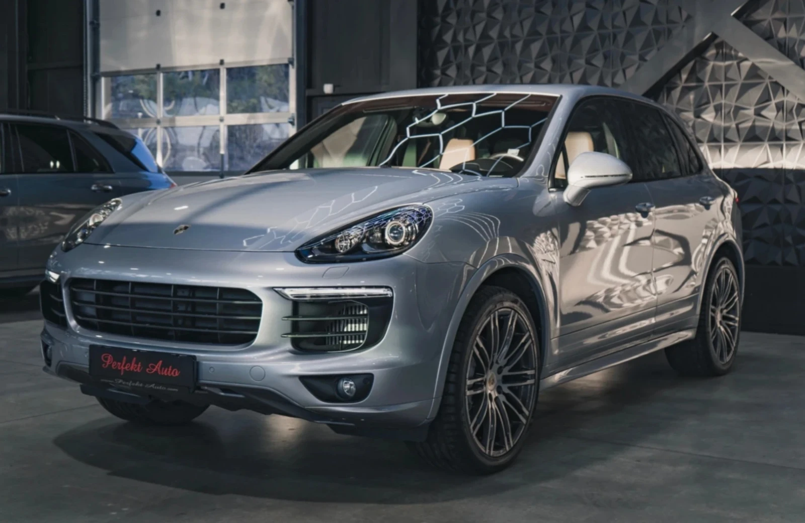 Porsche Cayenne Platinum Edition, снимка 2 - Автомобили и джипове - 54662500