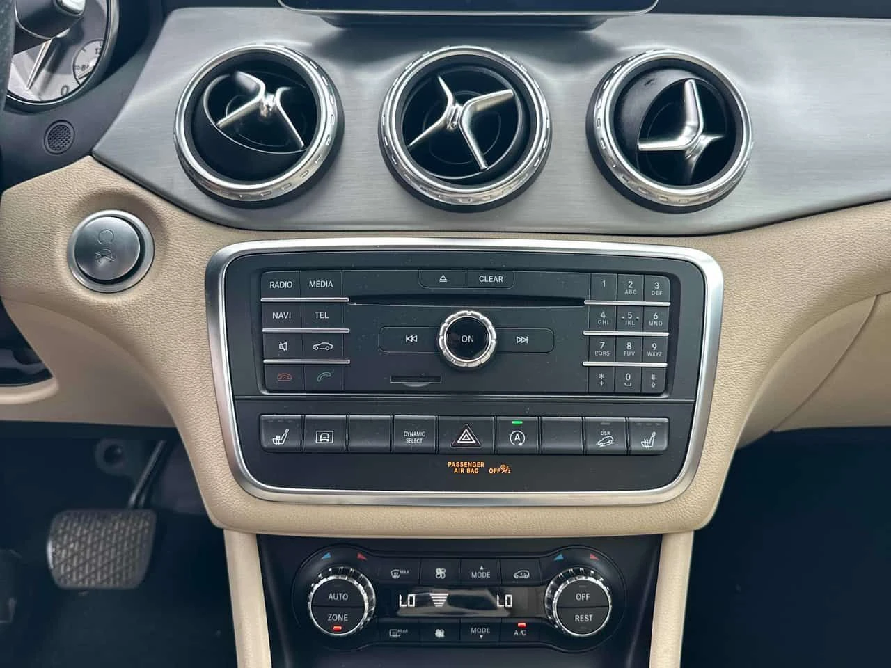 Mercedes-Benz GLA 250 4MATIC* ПОДГРЕВ* + ГУМИ* АВТОКРЕДИТ* , снимка 9 - Автомобили и джипове - 55533701