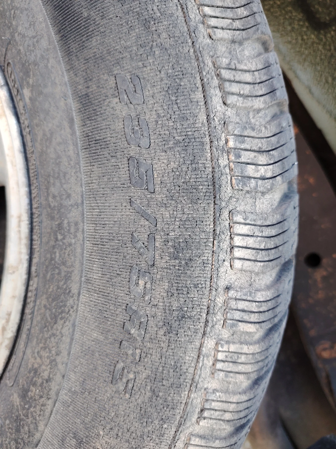 Гуми Зимни 235/75R15, снимка 2 - Гуми и джанти - 54601331