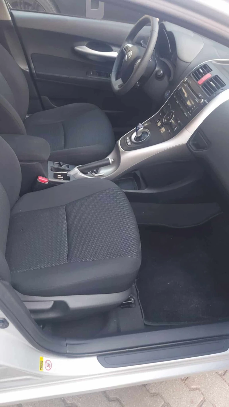 Toyota Auris  1.8 hybrid Swiss, снимка 7 - Автомобили и джипове - 52682930