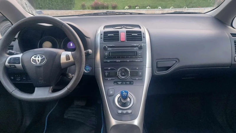 Toyota Auris  1.8 hybrid Swiss, снимка 6 - Автомобили и джипове - 52682930