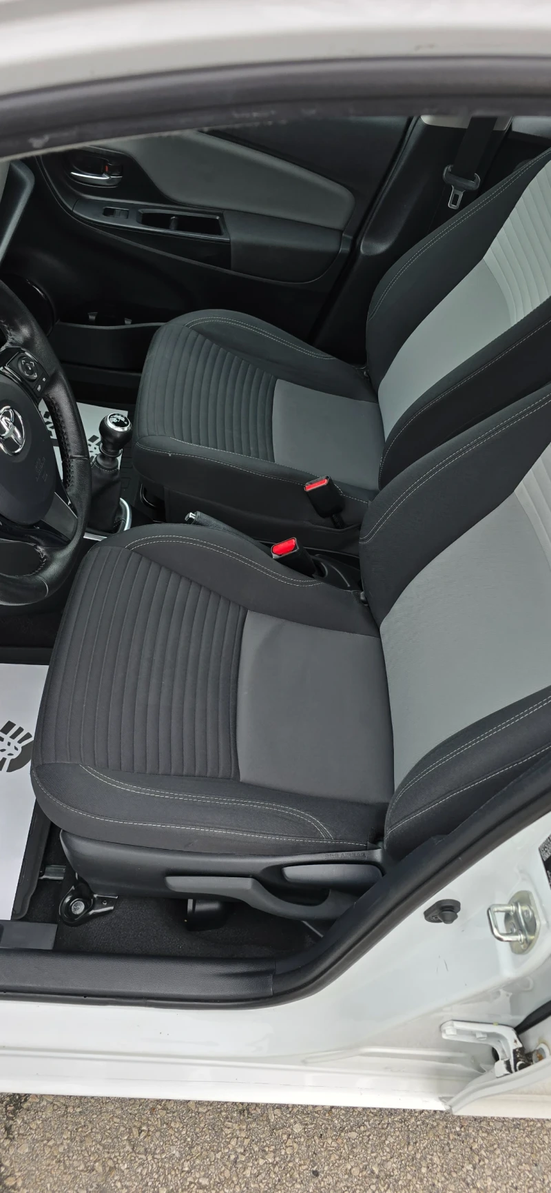 Toyota Yaris 1.5 4 цилиндъра, снимка 15 - Автомобили и джипове - 53303077