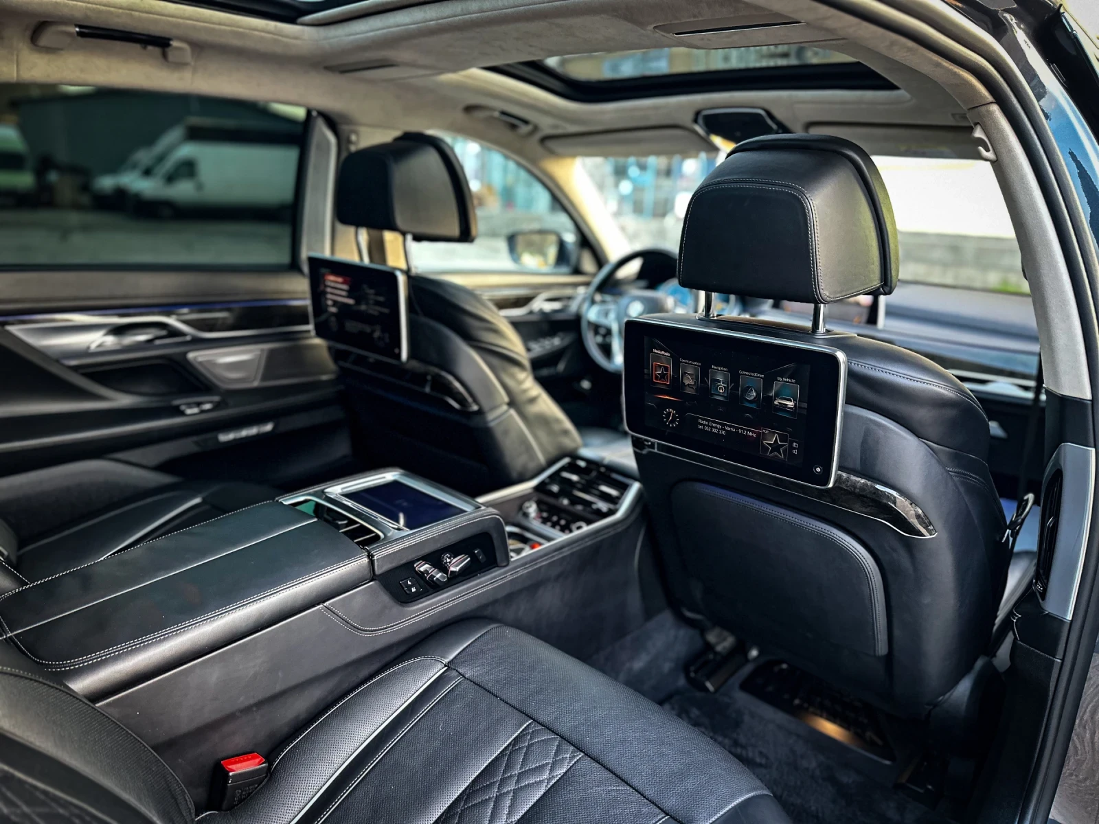 BMW 740 Xdrive= Business Class= Laser Lights= Full Extras | Mobile.bg   11