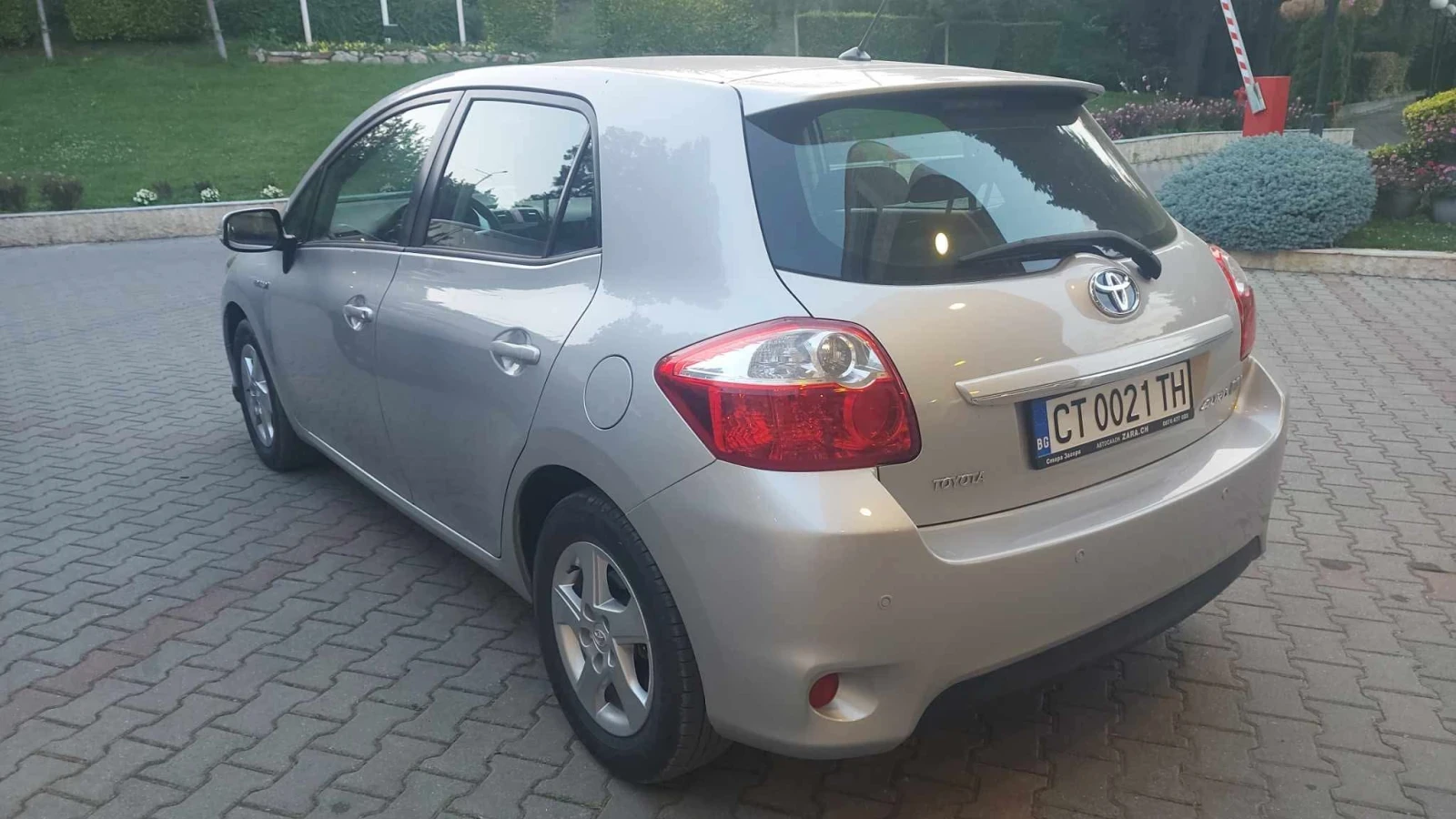 Toyota Auris  1.8 hybrid Swiss - изображение 2