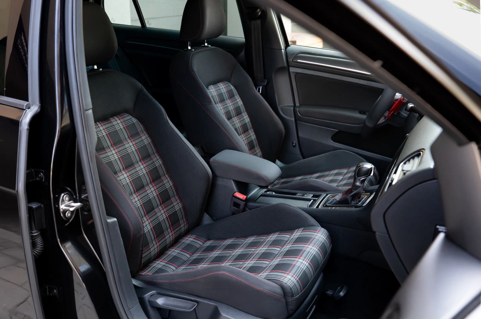 VW Golf GTI* 7.5* APR TUNING* ЛИЗИНГ* ГАРАНЦИЯ, снимка 8 - Автомобили и джипове - 54848678