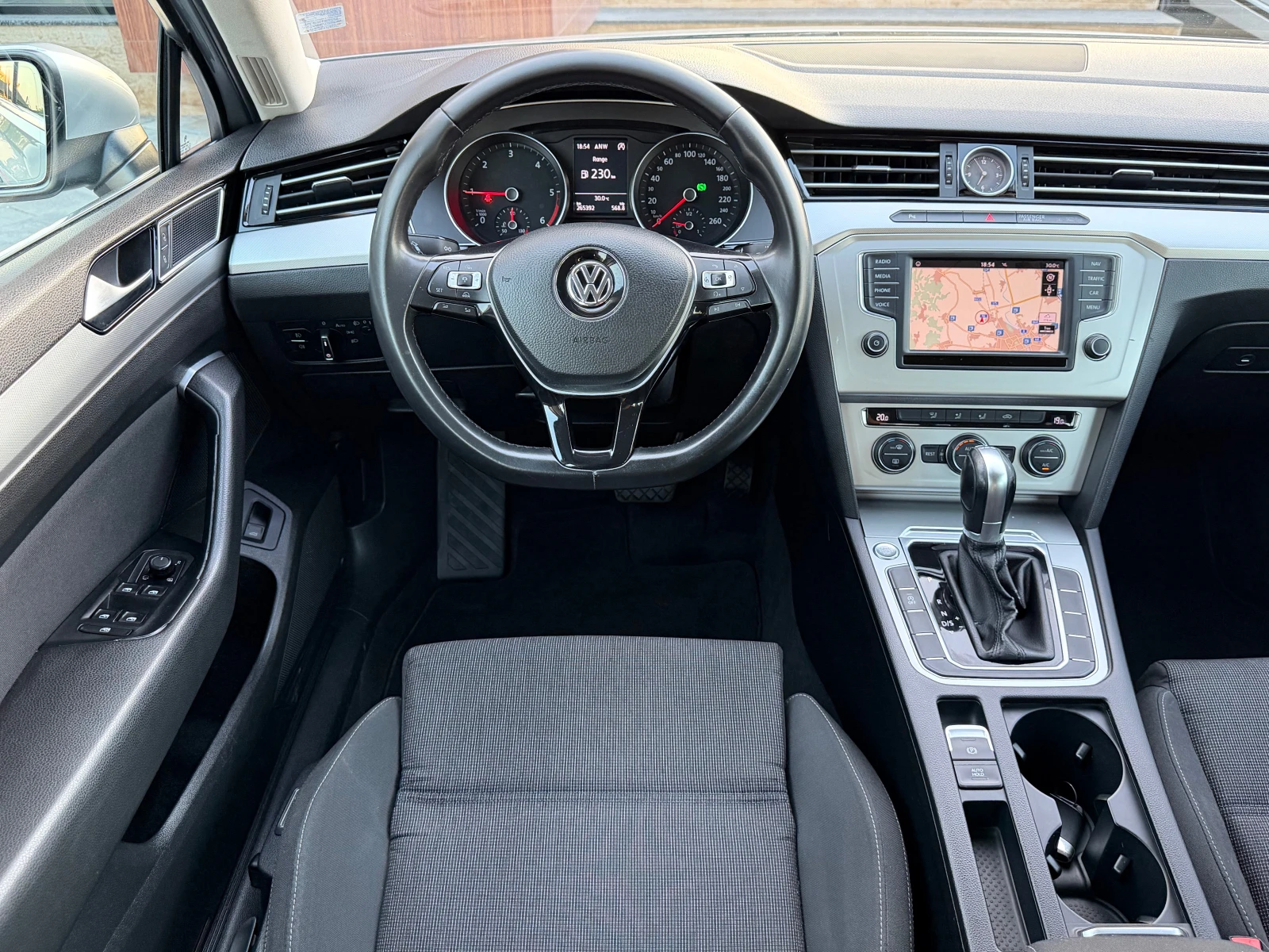 VW Passat 2.0TDI * DSG-AUTOMAT* DISTRONIC* , снимка 11 - Автомобили и джипове - 55743821