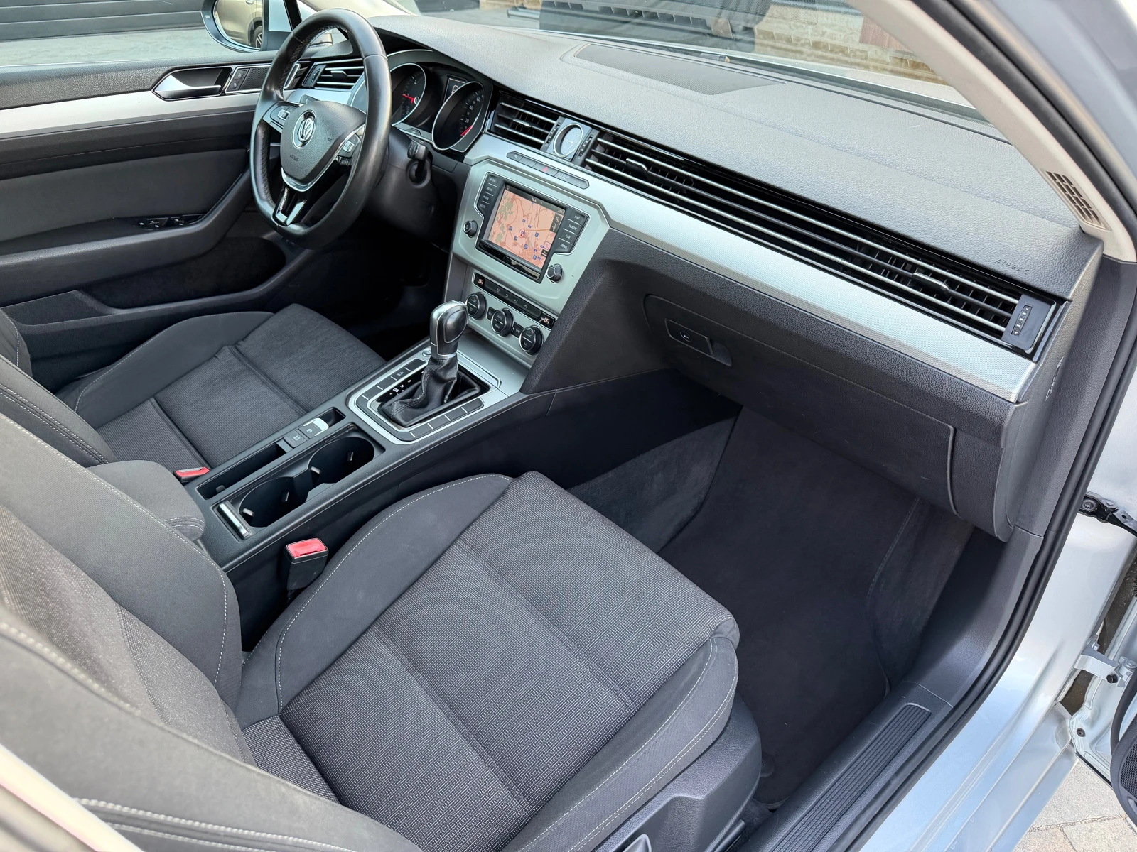 VW Passat 2.0TDI * DSG-AUTOMAT* DISTRONIC* , снимка 12 - Автомобили и джипове - 55743821