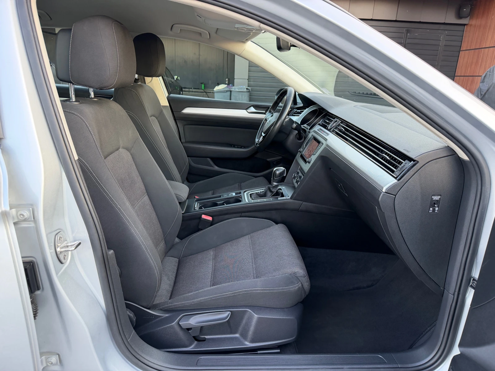 VW Passat 2.0TDI * DSG-AUTOMAT* DISTRONIC* , снимка 13 - Автомобили и джипове - 55743821
