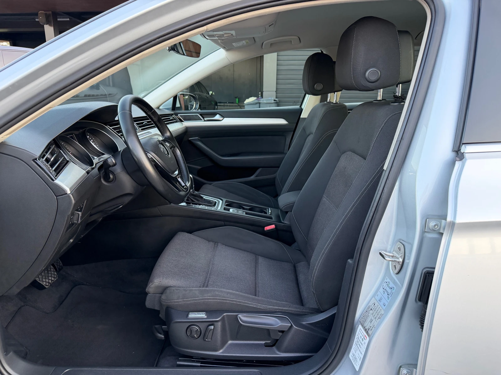 VW Passat 2.0TDI * DSG-AUTOMAT* DISTRONIC* , снимка 9 - Автомобили и джипове - 55743821