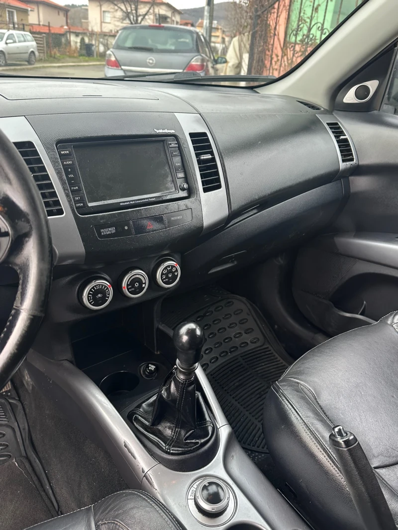 Mitsubishi Outlander, снимка 9 - Автомобили и джипове - 53478360