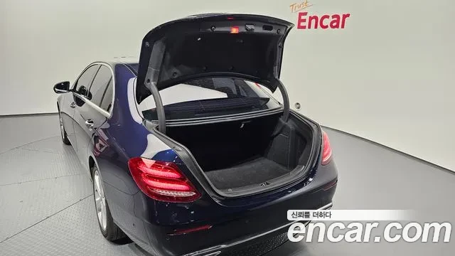 Mercedes-Benz E 220 Avantgarde, снимка 5 - Автомобили и джипове - 53965442