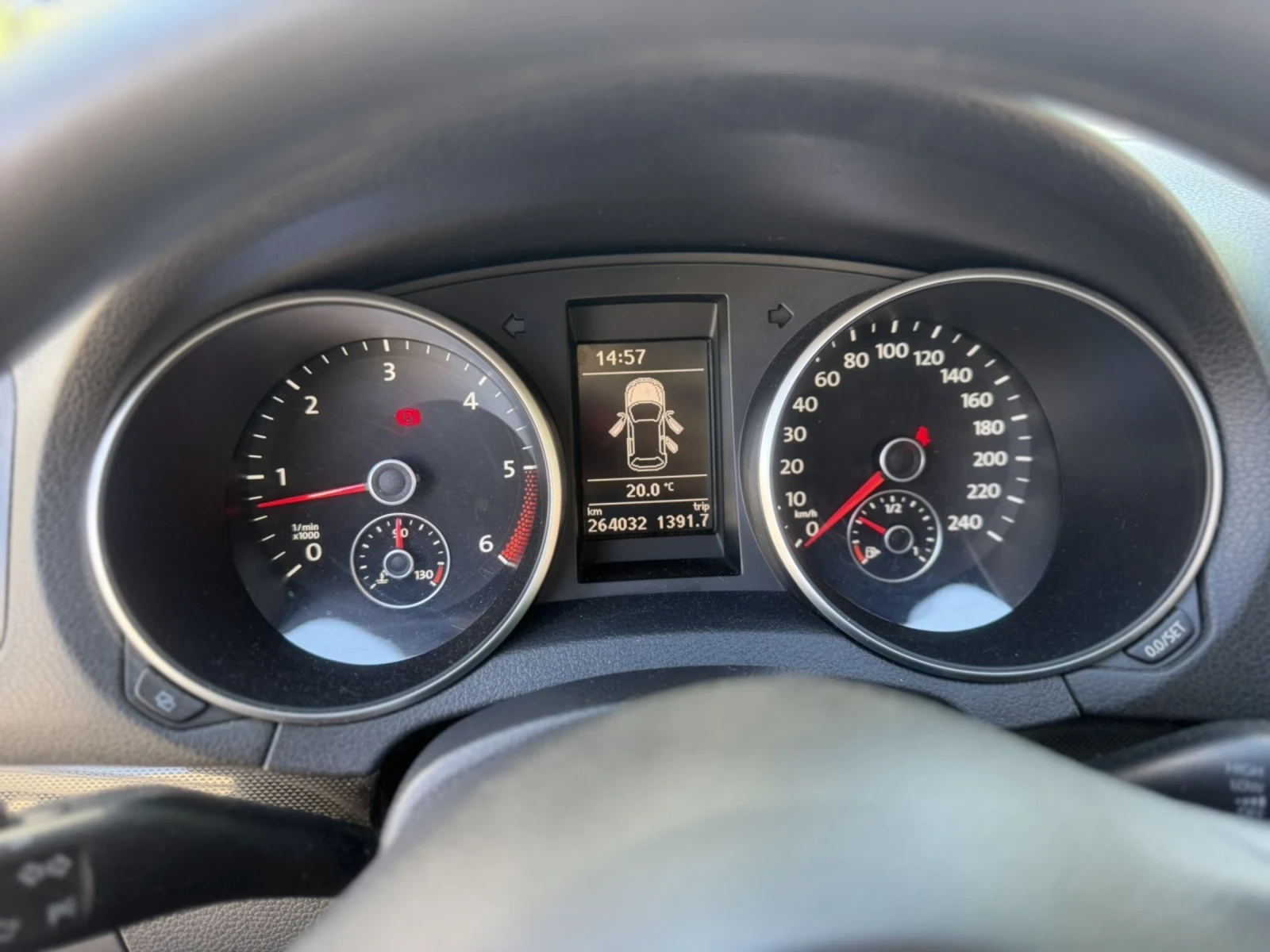 VW Golf 1.6 TDI, снимка 15 - Автомобили и джипове - 54582888