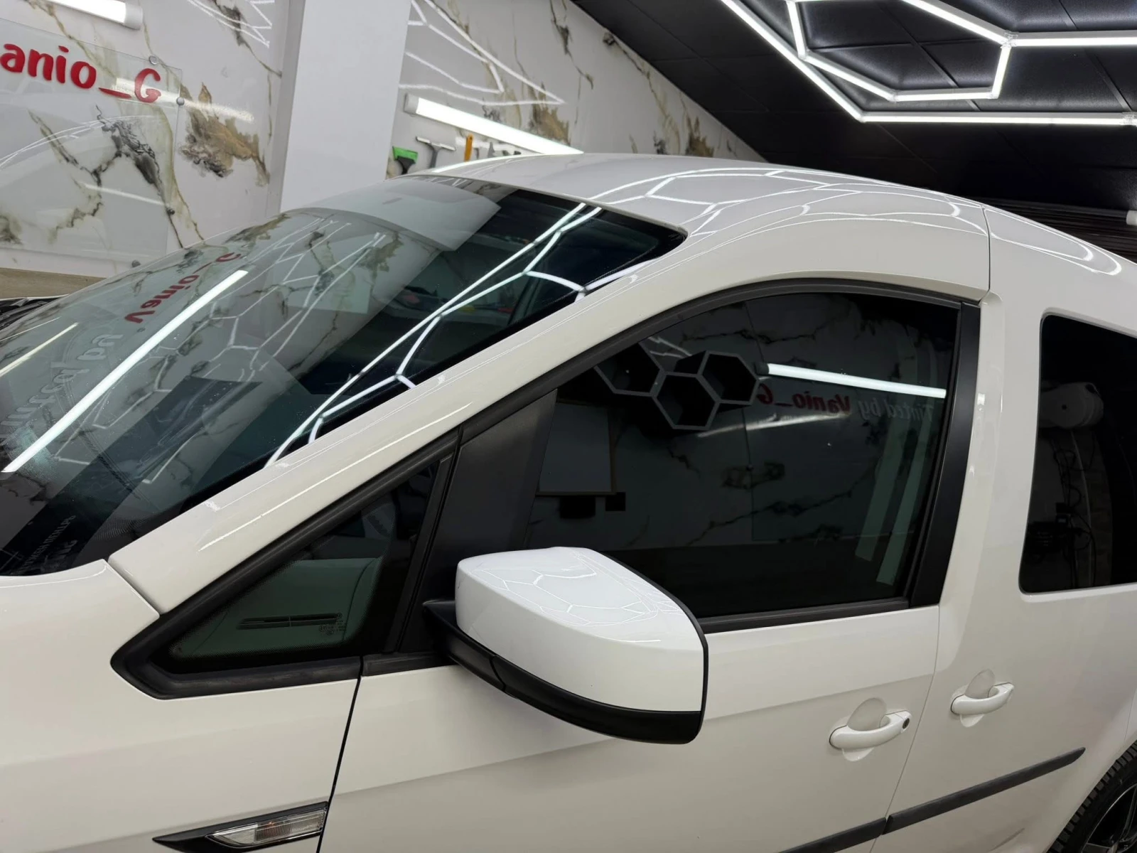 VW Caddy 2.0 TDI, снимка 15 - Автомобили и джипове - 55945071