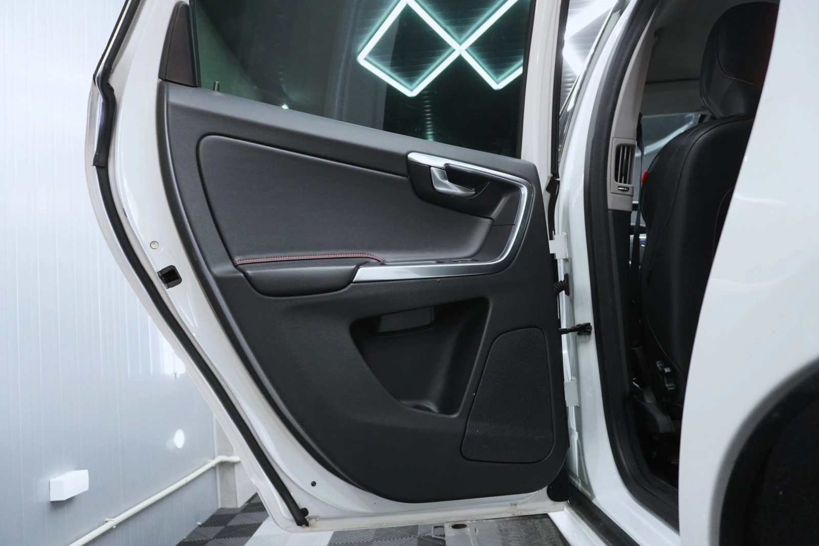 Volvo XC60 ocean race, снимка 16 - Автомобили и джипове - 54512350