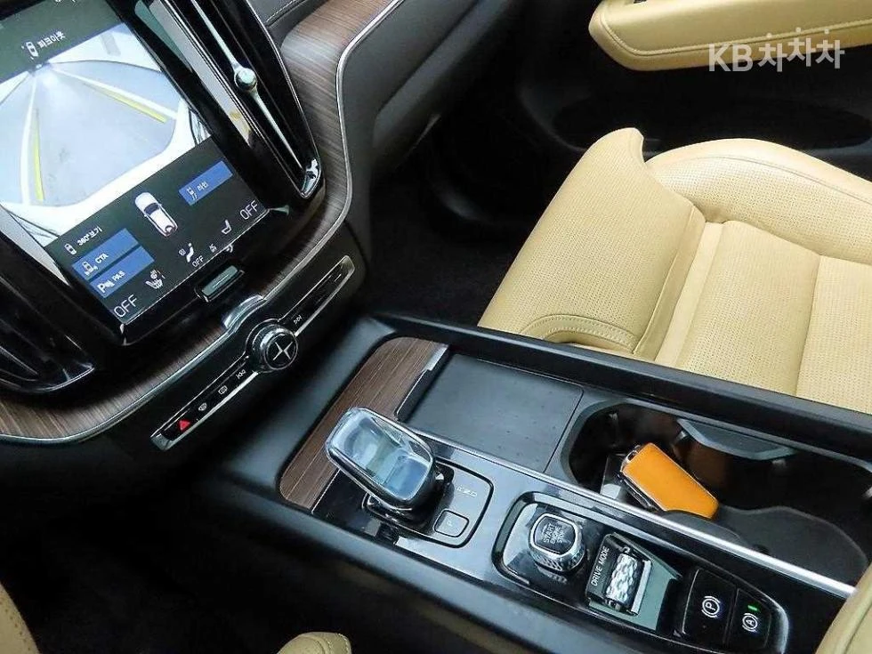 Volvo XC60 B5 INSCRIPTION PANORAMA/CAM/FULL, снимка 11 - Автомобили и джипове - 55430732