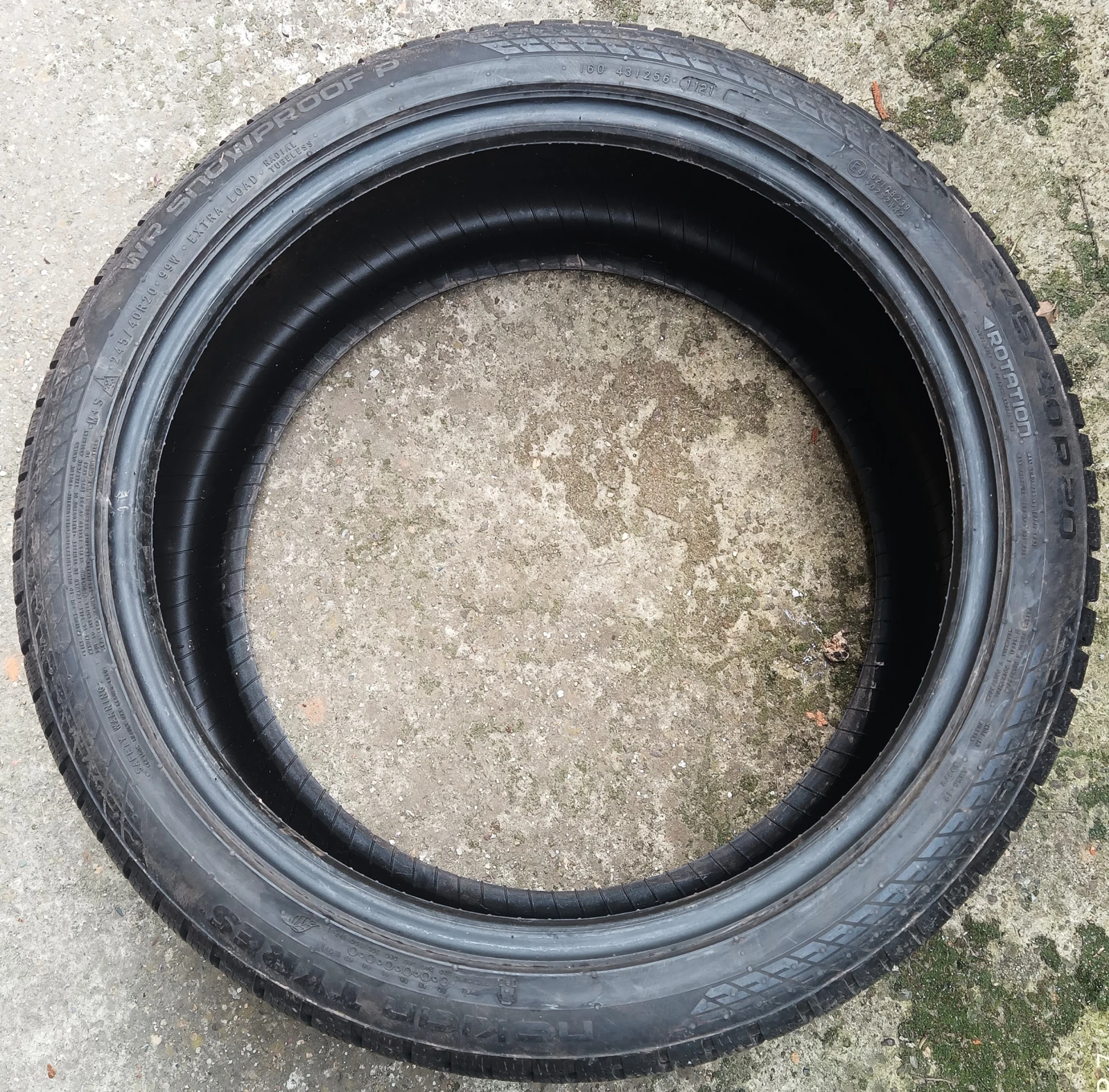 Гуми Зимни 245/40R20, снимка 2 - Гуми и джанти - 55544324