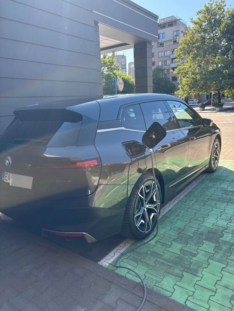 BMW iX xDrive 40, снимка 4 - Автомобили и джипове - 52815724