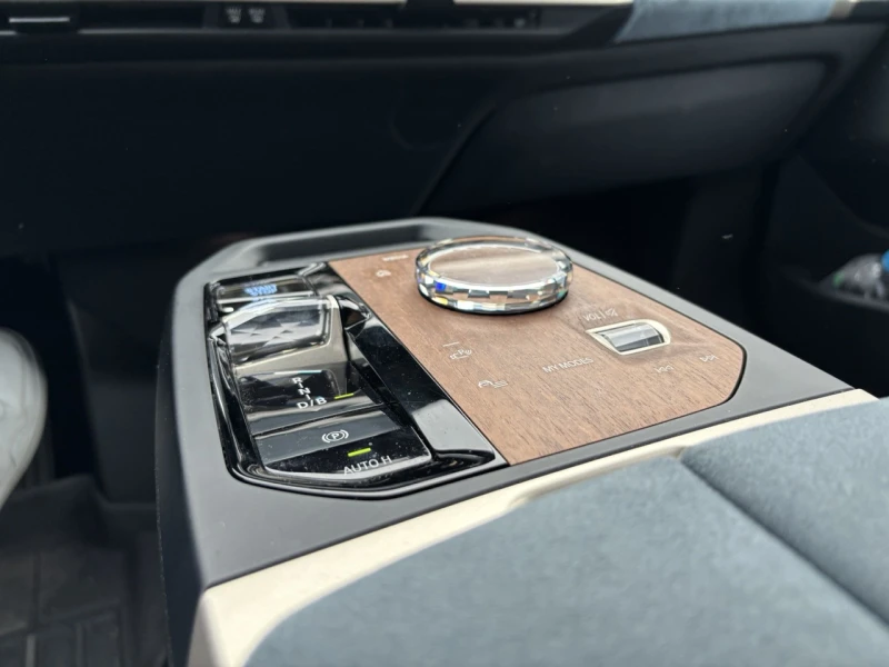 BMW iX xDrive 40, снимка 14 - Автомобили и джипове - 52815724