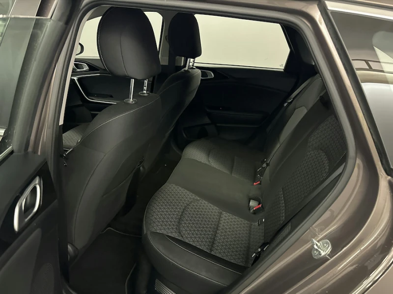 Kia Ceed 1.6 Plug-in Hybrid Vision, от дилър с История, снимка 8 - Автомобили и джипове - 53196872