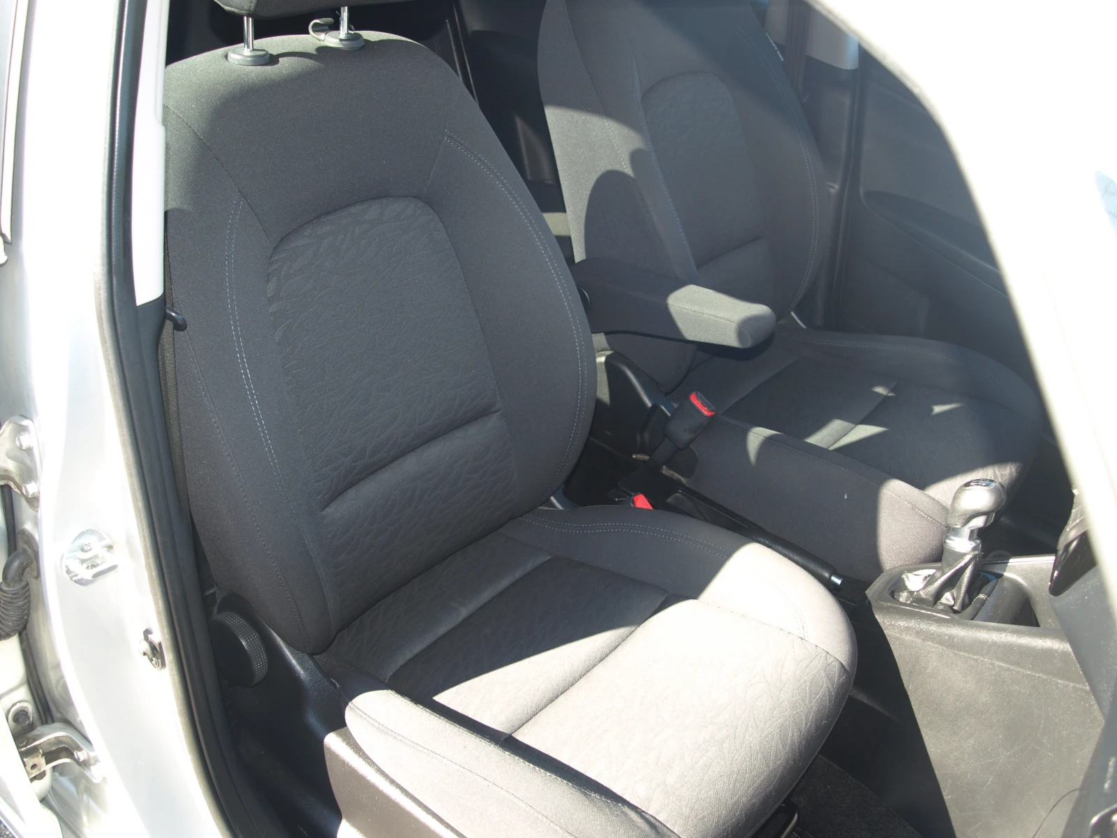 Hyundai Ix20 1.6* CRDI* 116кс* КЛИМАТРОНИК* , снимка 11 - Автомобили и джипове - 53800703