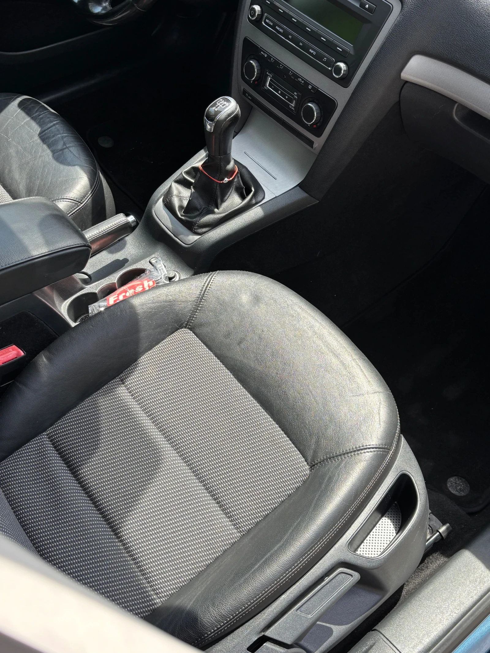 Skoda Octavia 1.6 , снимка 4 - Автомобили и джипове - 53921594