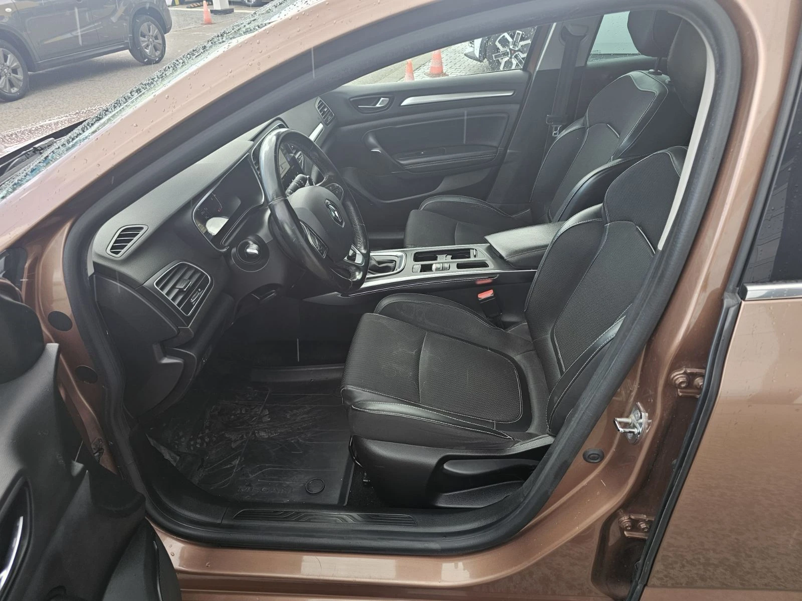 Renault Megane 1.3 TCe 140 EDC, снимка 13 - Автомобили и джипове - 54687784