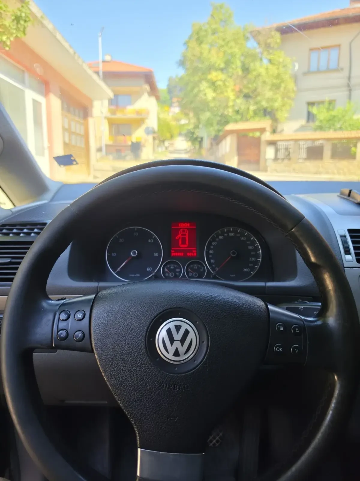 VW Touran, снимка 8 - Автомобили и джипове - 55736250