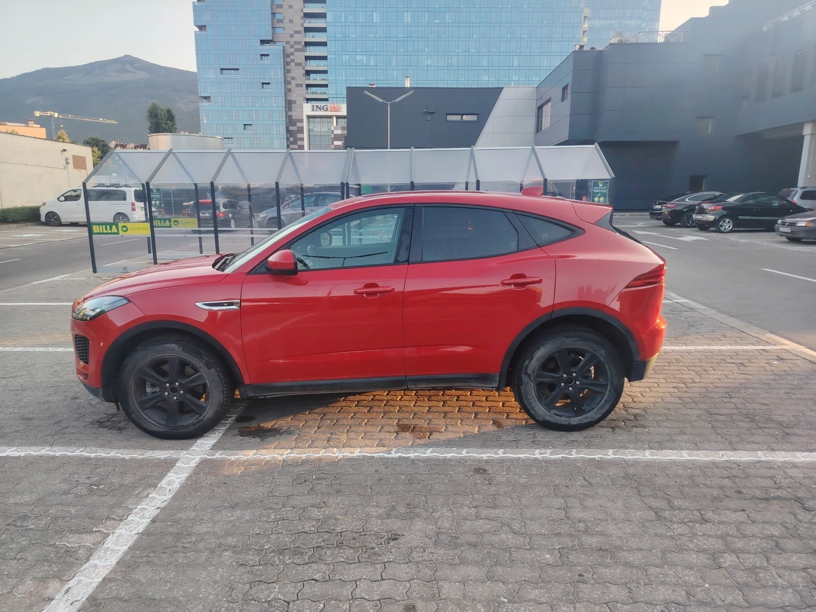 Jaguar E-pace, снимка 2 - Автомобили и джипове - 56211824