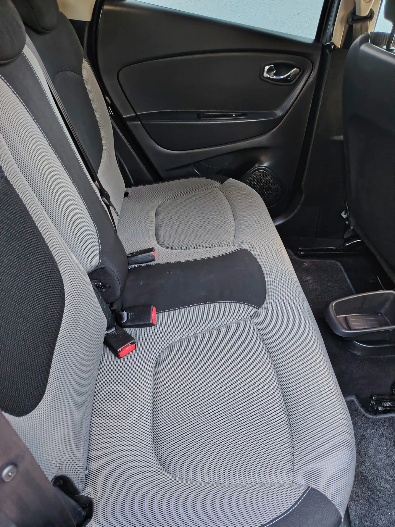 Renault Captur 1.5 DCI, снимка 8 - Автомобили и джипове - 56337841