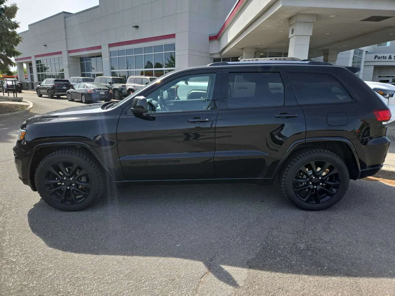 Jeep Grand cherokee * Altitude * ЛИЦЕНЗИРАН ДИЛЪР * АВТОКРЕДИТ, снимка 2 - Автомобили и джипове - 54756293