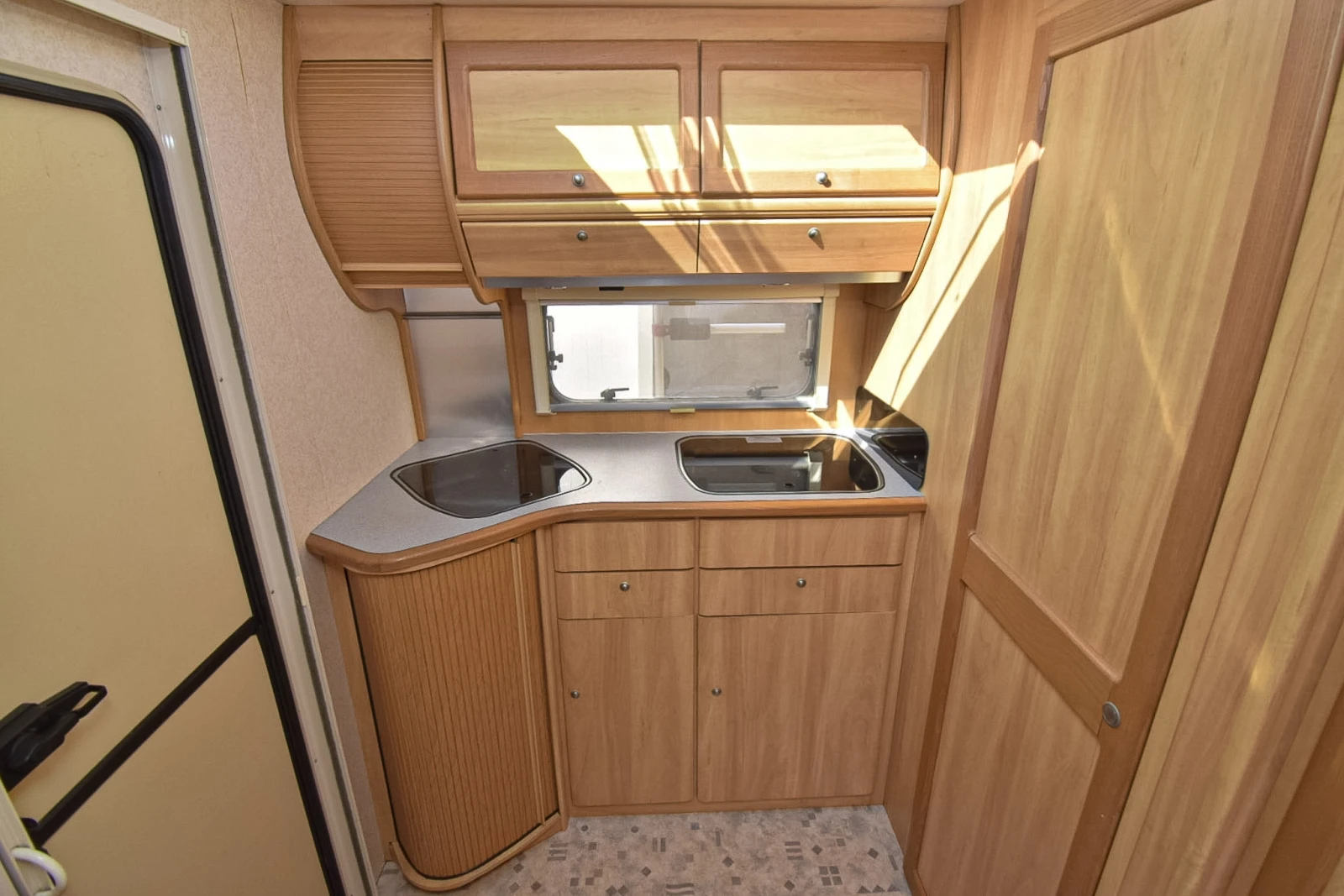 Каравана Sprite Super 390, снимка 10 - Каравани и кемпери - 54232859