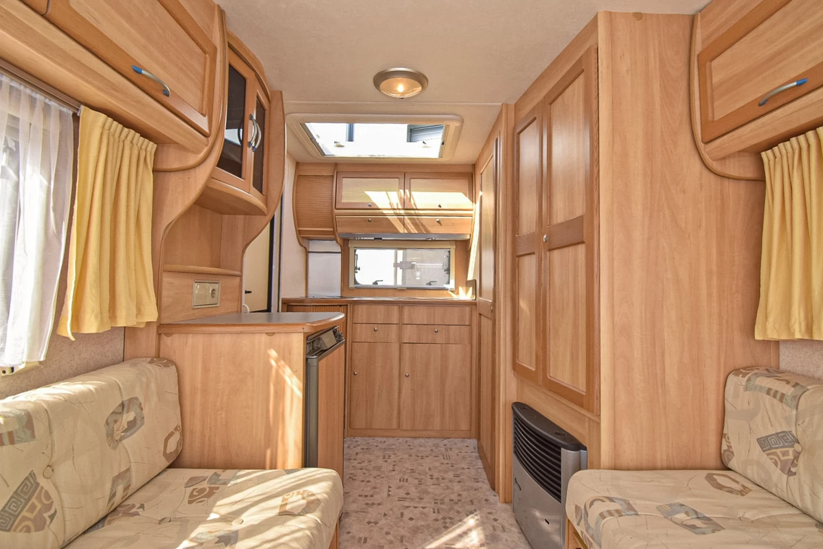 Каравана Sprite Super 390, снимка 9 - Каравани и кемпери - 54232859