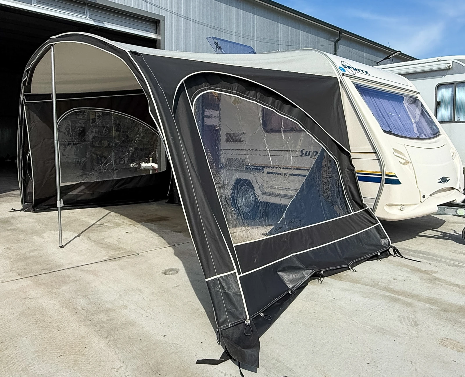 Каравана Sprite Super 390, снимка 5 - Каравани и кемпери - 54232859