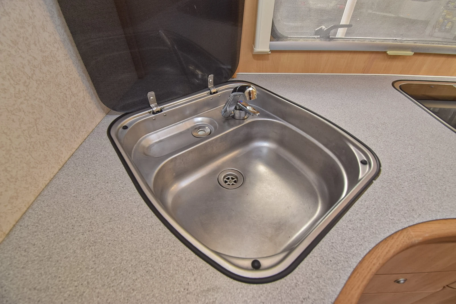 Каравана Sprite Super 390, снимка 12 - Каравани и кемпери - 54232859