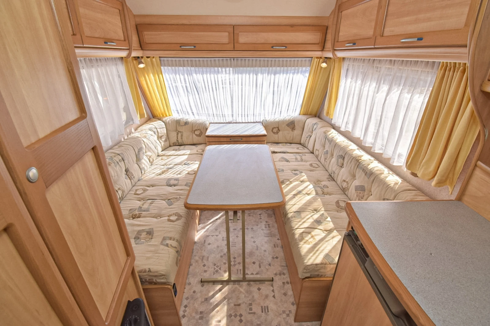 Каравана Sprite Super 390, снимка 7 - Каравани и кемпери - 54232859